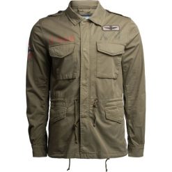 Kurtka AERONAUTICA MILITARE Zielony. Zielone kurtki męskie Aeronautica Militare, z nadrukiem, klasyczne, bez kaptura. W wyprzedaży za 966,00 zł.