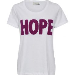 Koszulka "Hope" w kolorze białym. Białe koszulki damskie Kaffe, s, z nadrukiem, z bawełny, z okrągłym kołnierzem. W wyprzedaży za 64,95 zł.
