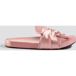 NA-KD Shoes Satynowe klapki z węzłem - Pink. Różowe klapki damskie NA-KD Shoes, z satyny. Za 121,95 zł.