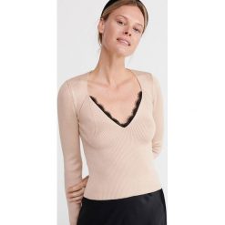 Sweter z koronką - Beżowy. Brązowe swetry damskie Reserved, s, w koronkowe wzory, z koronki, bez rękawów, bez kaptura. W wyprzedaży za 59,99 zł.