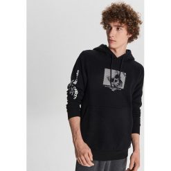 Bluza z kapturem Baltic Games - Czarny. Czarne bluzy męskie Cropp, s, bez wzorów, z kapturem, bez rękawów, z kapturem. Za 129,99 zł.