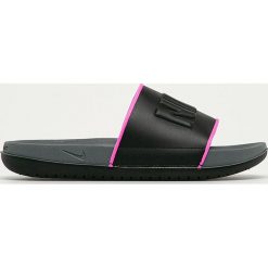 Nike Sportswear - Klapki. Białe klapki damskie Nike Sportswear, bez wzorów, z gumy, bez obcasa, na obcasie. W wyprzedaży za 129,90 zł.