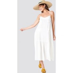 Trendyol Sukienka maxi z kwiatowym haftem - White. Białe sukienki damskie marki Trendyol, z haftami, bez kołnierzyka, bez rękawów, maxi. Za 161,95 zł.