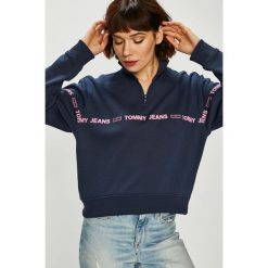 Tommy Jeans - Bluza. Czerwone bluzy damskie z nadrukiem marki Tommy Jeans, s, z bawełny, bez kaptura. Za 399,90 zł.