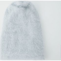 Czapka ze sztucznego futerka. Szare czapki damskie Pull&Bear. Za 39,90 zł.