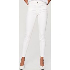 Jeansy push up - Biały. Białe jeansy damskie marki Reserved. Za 99,99 zł.