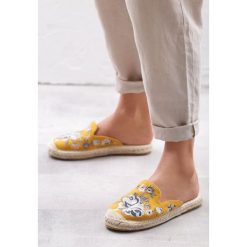 Żółte Klapki Summer Break. Żółte espadryle damskie Born2be, z haftami, bez obcasa, na płaskiej podeszwie. Za 49,99 zł.
