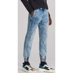 Jeansowe spodnie jogger - Niebieski. Niebieskie spodnie męskie Reserved, m, z jeansu. Za 129,99 zł.