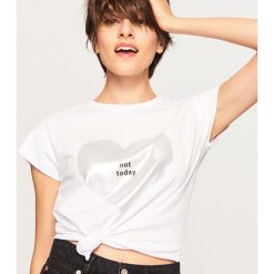 T-shirt z błyszczącym nadrukiem - Biały. Białe t-shirty damskie marki Reserved, l, z nadrukiem. Za 29,99 zł.