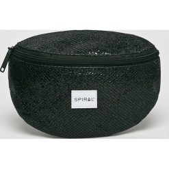 Spiral - Saszetka. Czarne saszetki damskie marki Spiral, w paski, z poliesteru. W wyprzedaży za 49,90 zł.