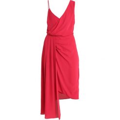 Keepsake DREAMLOVERS MIDI DRESS Sukienka koktajlowa magenta. Czerwone sukienki damskie marki Keepsake, xs, bez wzorów, z poliesteru, wizytowe, bez kołnierzyka, bez rękawów, midi. Za 719,00 zł.