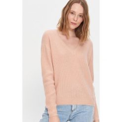 Sweter z dekoltem w serek - Różowy. Różowe swetry damskie House, s, bez wzorów, bez rękawów, bez kaptura. W wyprzedaży za 49,99 zł.