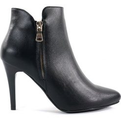 BOTKI DAMSKIE SER BT0502 CZA. Botki damskie Sergio Leone, ze skóry, bez obcasa, bez zapięcia. Za 49,00 zł.