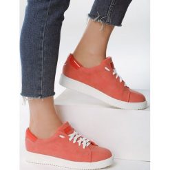 Czerwone Buty Sportowe Leaving Warsaw. Czerwone buty sportowe damskie Born2be, bez wzorów, sportowe. W wyprzedaży za 34,99 zł.