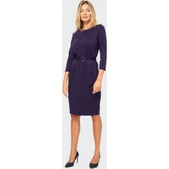 Elegancka sukienka z paskiem. Sukienki damskie Greenpoint, bez wzorów, z elastanu, eleganckie, bez kołnierzyka, bez rękawów. Za 79,99 zł.