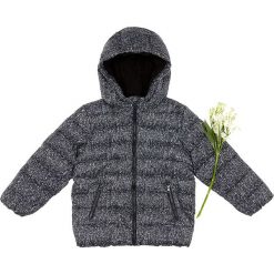 Kurtka w kolorze szarym. Szare kurtki chłopięce Benetton Kids, na zimę, bez wzorów, bez kaptura. W wyprzedaży za 65,95 zł.