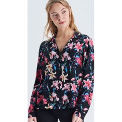 Koszula w kwiaty - Czarny. Czarne koszule damskie marki Cropp, s, w kwiaty. Za 89,99 zł.