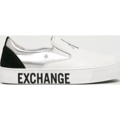 Armani Exchange - Buty. Białe buty sportowe damskie Armani Exchange, bez wzorów, ze skóry, sportowe. W wyprzedaży za 579,90 zł.