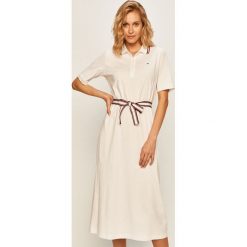 Tommy Hilfiger - Sukienka. Niebieskie sukienki damskie TOMMY HILFIGER, na co dzień, s, z aplikacjami, z bawełny, casualowe, bez kołnierzyka, z krótkim rękawem, krótkie, midi, rozkloszowane. Za 579,90 zł.