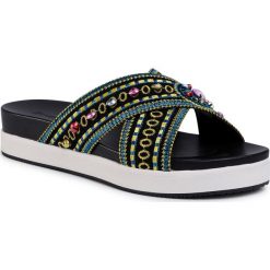 Klapki DESIGUAL - Nilo Beads 20SSSA09 2000. Czarne klapki damskie Desigual, z aplikacjami, ze skóry ekologicznej, bez obcasa. W wyprzedaży za 239,00 zł.