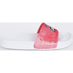 Fila - Klapki Palm Beach. Różowe klapki damskie Fila, bez wzorów, z materiału, bez obcasa, na płaskiej podeszwie. W wyprzedaży za 79,90 zł.