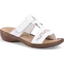 Klapki RIEKER - 60888-80 Weiss. Białe klapki damskie Rieker, bez wzorów, ze skóry ekologicznej, bez obcasa. Za 209,00 zł.