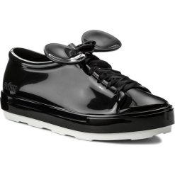 Półbuty MELISSA - Be + Disney Ad 32259 Black/White 51492. Czarne półbuty damskie Melissa, na co dzień, z motywem z bajki, z tworzywa sztucznego, bez obcasa, na płaskiej podeszwie, bez zapięcia. W wyprzedaży za 299,00 zł.