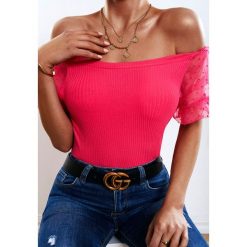 Fuksjowa Bluzka Dillon. Bluzki damskie Renee, s, bez wzorów, z jeansu, bez kołnierzyka, z krótkim rękawem. Za 79,99 zł.