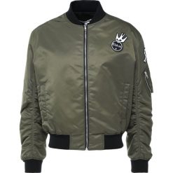 McQ Alexander McQueen Kurtka Bomber khaki. Brązowe kurtki męskie marki McQ Alexander McQueen, m, bez wzorów, z materiału. W wyprzedaży za 923,60 zł.