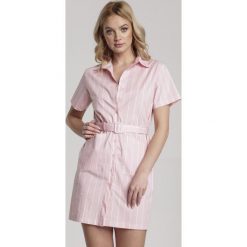 Jasnoróżowa Sukienka Seresea. Różowe sukienki damskie Renee, s, bez wzorów, z tkaniny, eleganckie, z wykładanym kołnierzem, z krótkim rękawem, krótkie, mini, koszulowe. Za 89,99 zł.