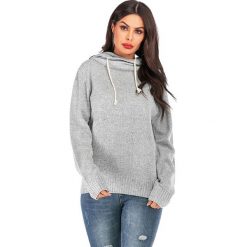 Sweter w kolorze szarym. Szare swetry damskie Swetry na chłodne dni, bez wzorów, bez rękawów, bez kaptura. W wyprzedaży za 129,95 zł.