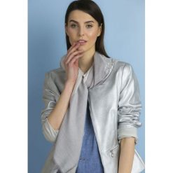 Szal w połyskujące cętki. Niebieskie szaliki damskie marki Monnari. Za 49,95 zł.