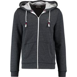 Tommy Jeans ESSENTIAL ZIPTHRU Bluza rozpinana black. Czarne bluzy męskie Tommy Jeans, xxl, bez wzorów, z bawełny, bez kołnierzyka, bez rękawów, bez kaptura. Za 399,00 zł.