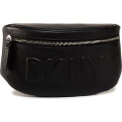 Saszetka nerka DKNY - Tilly R82IZ548 Black/Silver. Czarne nerki damskie DKNY, bez wzorów, ze skóry ekologicznej, młodzieżowe, bez dodatków. Za 669,00 zł.