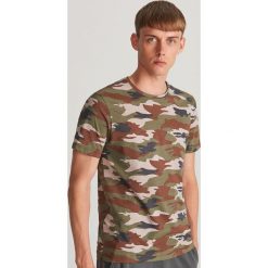 T-shirt z nadrukiem moro - Czerwony. Czerwone t-shirty męskie Reserved, s, z nadrukiem, bez kołnierzyka. Za 39,99 zł.