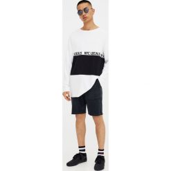 Bermudy jogging z kieszeniami. Niebieskie bermudy męskie Pull & Bear. Za 79,90 zł.