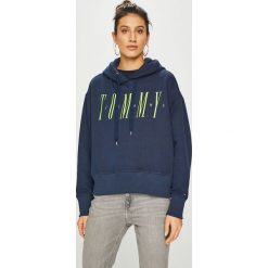 Tommy Jeans - Bluza. Niebieskie bluzy damskie z nadrukiem marki Tommy Jeans, s, z bawełny, z kapturem. Za 399,90 zł.