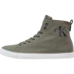 Calvin Klein Jeans ARTHUR Sneakersy wysokie military. Zielone trampki męskie Calvin Klein Jeans, bez wzorów, z jeansu, bez zapięcia. W wyprzedaży za 343,20 zł.