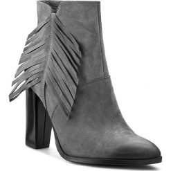 Botki CARINII - B3294 Szary OC FILC. Czarne buty zimowe damskie marki Carinii, z materiału, z okrągłym noskiem, na obcasie. W wyprzedaży za 219,00 zł.