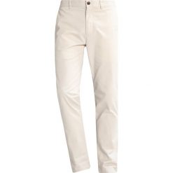 Chinosy męskie: Club Monaco CONNOR Chinosy khaki stone