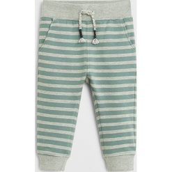 Mango Kids - Spodnie dziecięce Mateopr6 80-104 cm. Zielone spodnie chłopięce Mango Kids, bez wzorów, z bawełny. Za 45,90 zł.