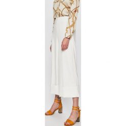 Vero Moda - Spodnie. Białe spodnie damskie Vero Moda, s, z haftami, z elastanu, casualowe. W wyprzedaży za 99,90 zł.