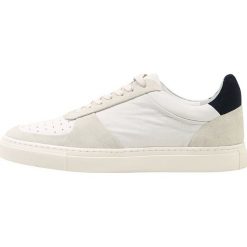 Filippa K Sneakersy niskie white mix. Białe sneakersy męskie marki Filippa K, bez wzorów, ze skóry, bez zapięcia. Za 969,00 zł.
