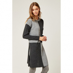 Sweter w kolorze szaro-antracytowym. Szare swetry klasyczne damskie marki SCUI, z okrągłym kołnierzem. W wyprzedaży za 149,95 zł.