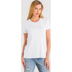 BLUZKA emporio armani. Bluzki damskie Emporio Armani, z aplikacjami, bez kołnierzyka, bez rękawów. W wyprzedaży za 995,40 zł.
