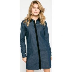 Wrangler - Sukienka Debbie. Niebieskie sukienki damskie Wrangler, na co dzień, s, bez wzorów, z bawełny, casualowe, bez kołnierzyka, bez rękawów, mini, proste. W wyprzedaży za 159,90 zł.
