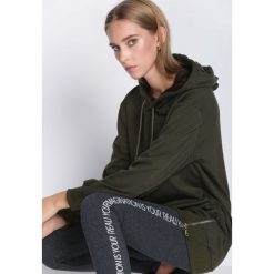 Ciemnozielona Bluza Sacrifice. Zielone bluzy rozpinane damskie Born2be, l, z kapturem. Za 79,99 zł.