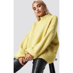NA-KD Trend Sweter z golfem z domieszką wełny - Yellow. Żółte swetry oversize damskie NA-KD Trend, z dzianiny. Za 242,95 zł.