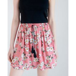 Wzorzysta spódnica mini -. Spódniczki damskie Sinsay, s, bez wzorów, mini. W wyprzedaży za 19,99 zł.