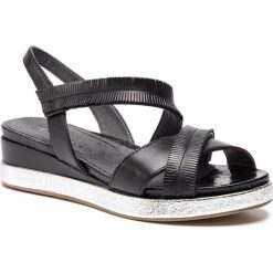 Sandały TAMARIS - 1-28244-22 Black/Silver 044. Czarne klapki damskie Tamaris, bez wzorów, ze skóry, bez obcasa, na obcasie. W wyprzedaży za 189,00 zł.